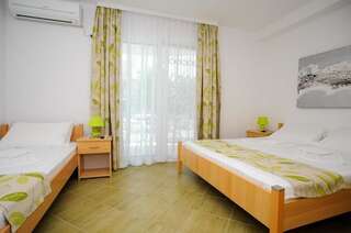 Фермерские дома Apartments and Rooms Ljiljana&Smilja Улцинь Трехместный номер с балконом-2