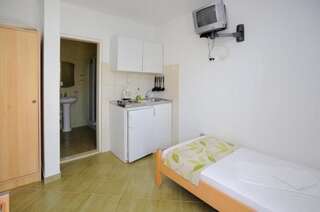 Фермерские дома Apartments and Rooms Ljiljana&Smilja Улцинь Трехместный номер с балконом-3