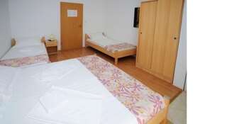 Фермерские дома Apartments and Rooms Ljiljana&Smilja Улцинь Четырехместный номер с балконом-1